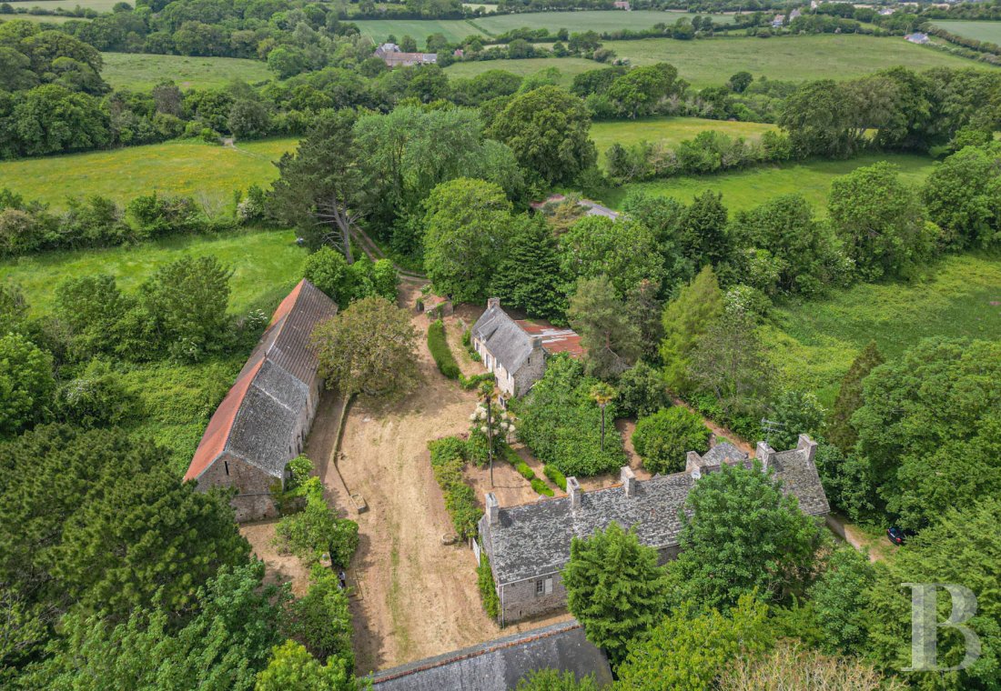 Manors for sale - lower-normandy - A house and farm complex dating back to the seventeenth century to be renovated on grounds covering almost seventeen hectares on France's Cotentin peninsula, near beaches