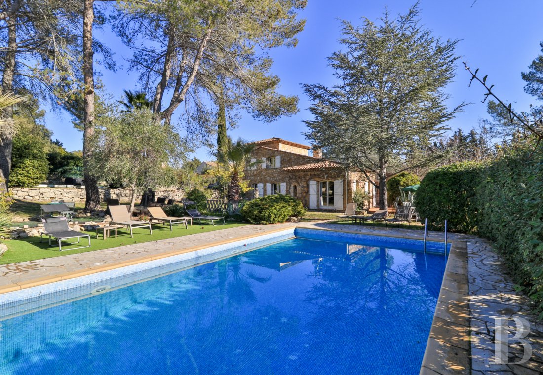 character properties France provence cote dazur   - 3