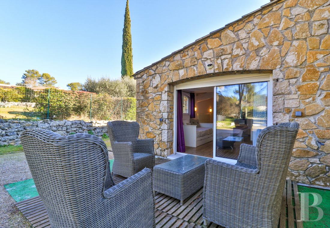 character properties France provence cote dazur   - 10