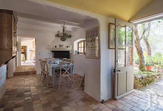 character properties France provence cote dazur   - 8