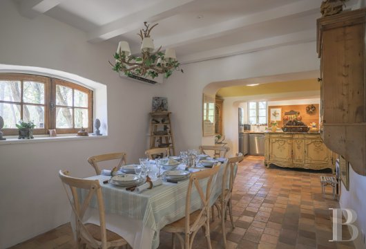 character properties France provence cote dazur   - 11