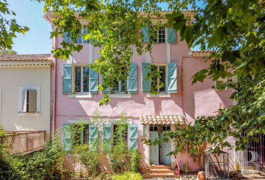 character properties France provence cote dazur   - 2
