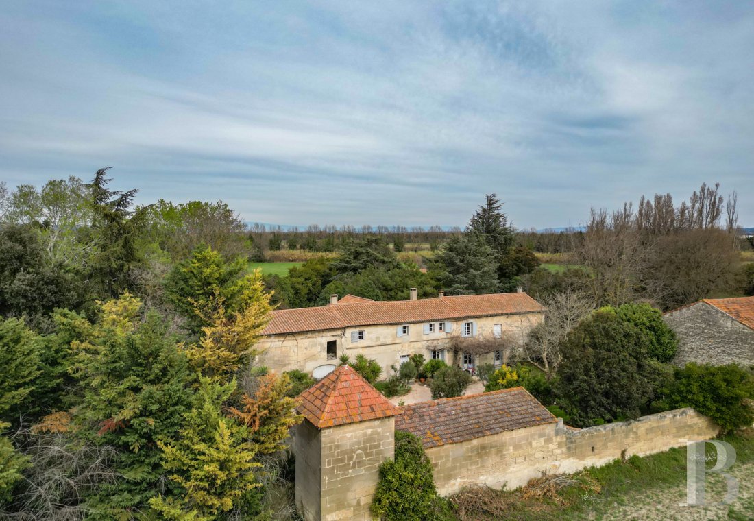 Historic buildings for sale - provence-cote-dazur - A 17th century fortified farmhouse with its dovecote and convertible outbuildings  between the Alpilles and the Camargue, in need of renovation 