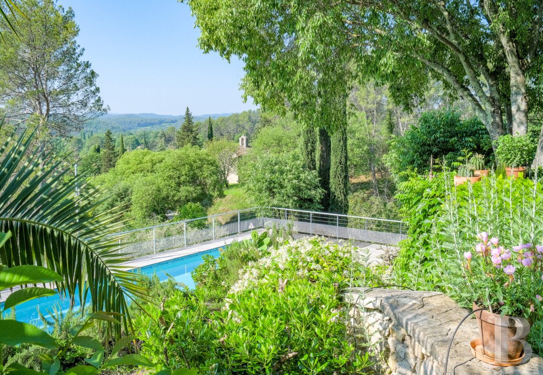 character properties France provence cote dazur   - 15