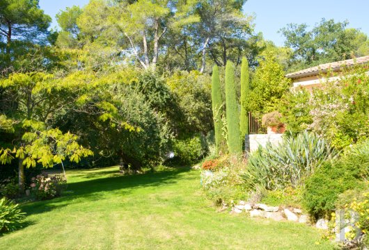 character properties France provence cote dazur   - 14