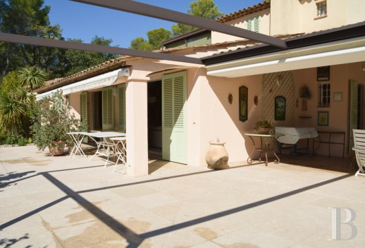 character properties France provence cote dazur   - 7