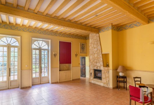 character properties France languedoc roussillon   - 10