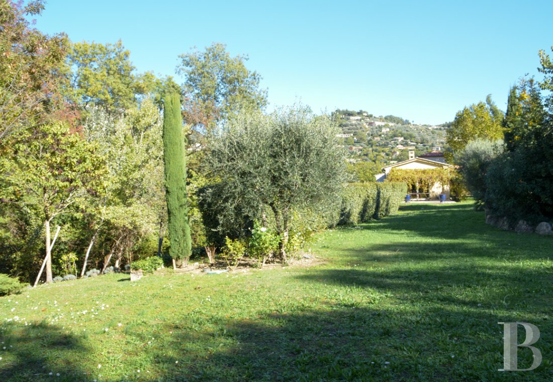 character properties France provence cote dazur   - 22