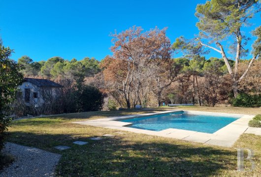 character properties France provence cote dazur   - 10