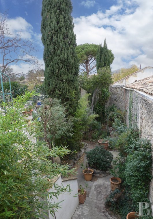 character properties France languedoc roussillon   - 17