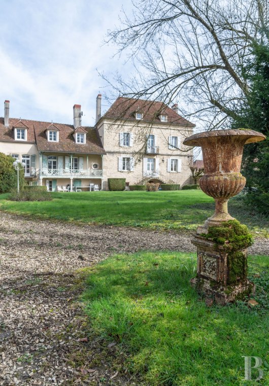 Residences for sale - burgundy - A grand 18th-century house with tree-dotted grounds, nestled in a village in Burgundy, two hours from Paris