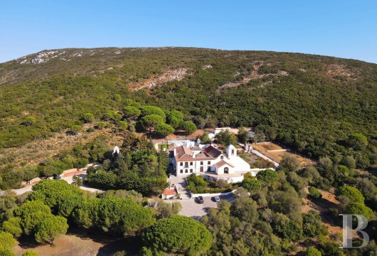 On the outskirts of Lisbon, in a natural park and near the beaches, a 16th century palace and its 42 ha estate