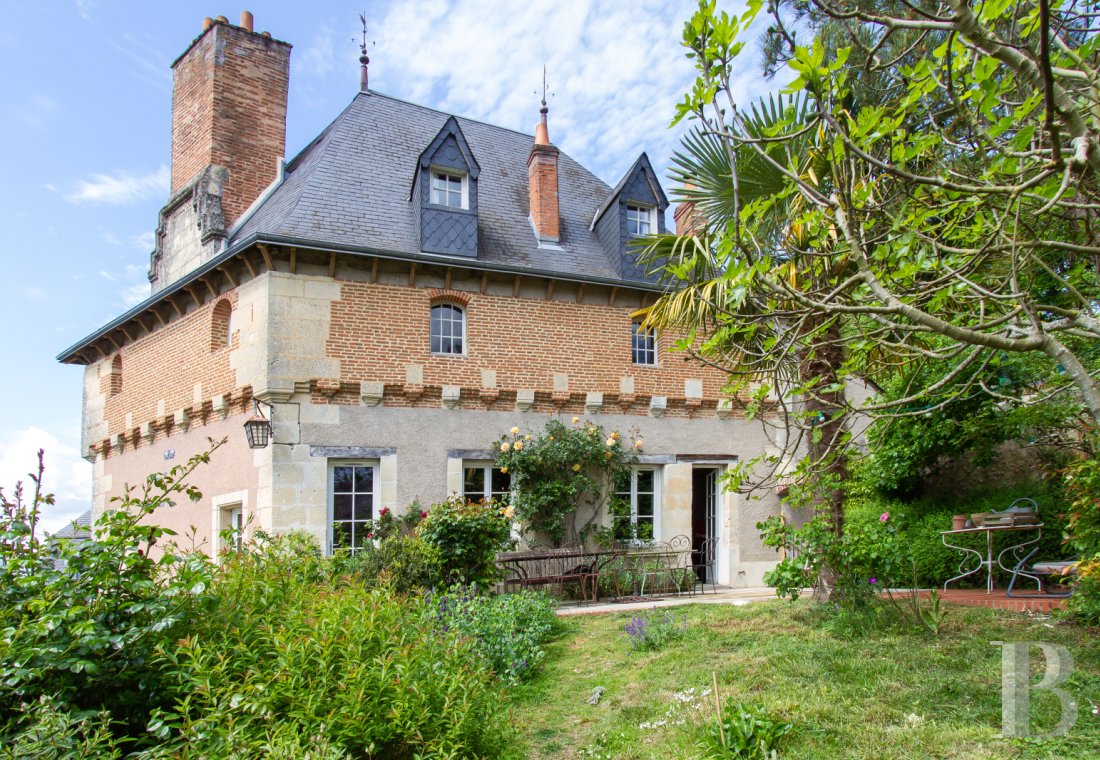 Character houses for sale - center-val-de-loire - A 15th century house surrounded by its gardens, courtyard and meadow,  in a village less than half an hour from Tours 