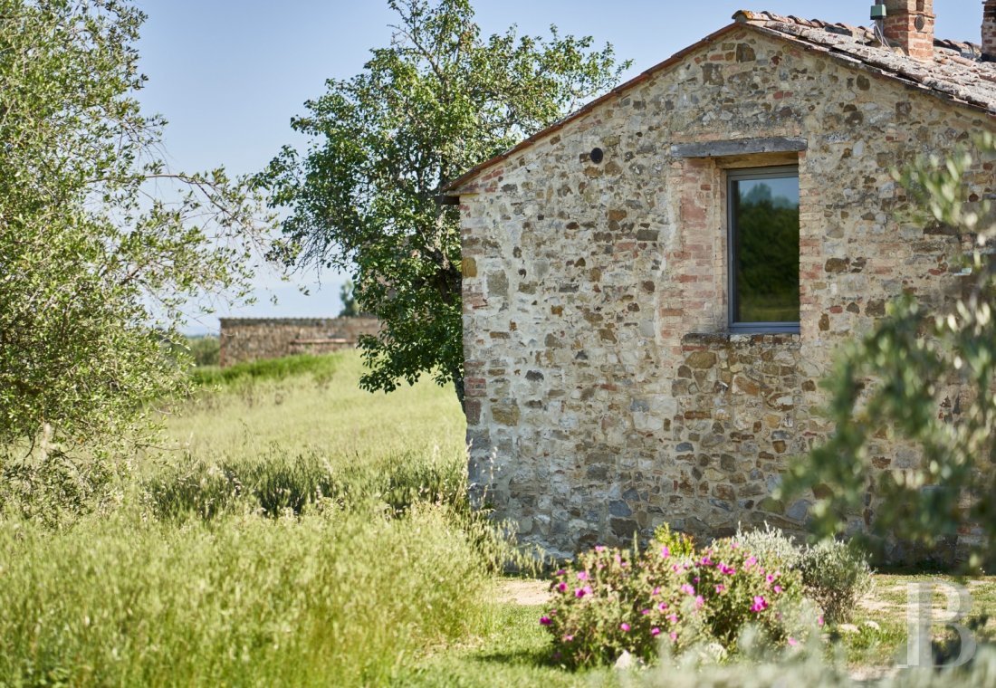 A former farmhouse inspired by design and transformed into guest cottages  in Tuscany, to the north of Siena - photo  n°3