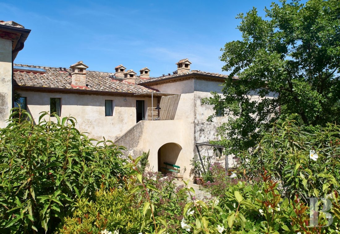 A former farmhouse inspired by design and transformed into guest cottages  in Tuscany, to the north of Siena - photo  n°9