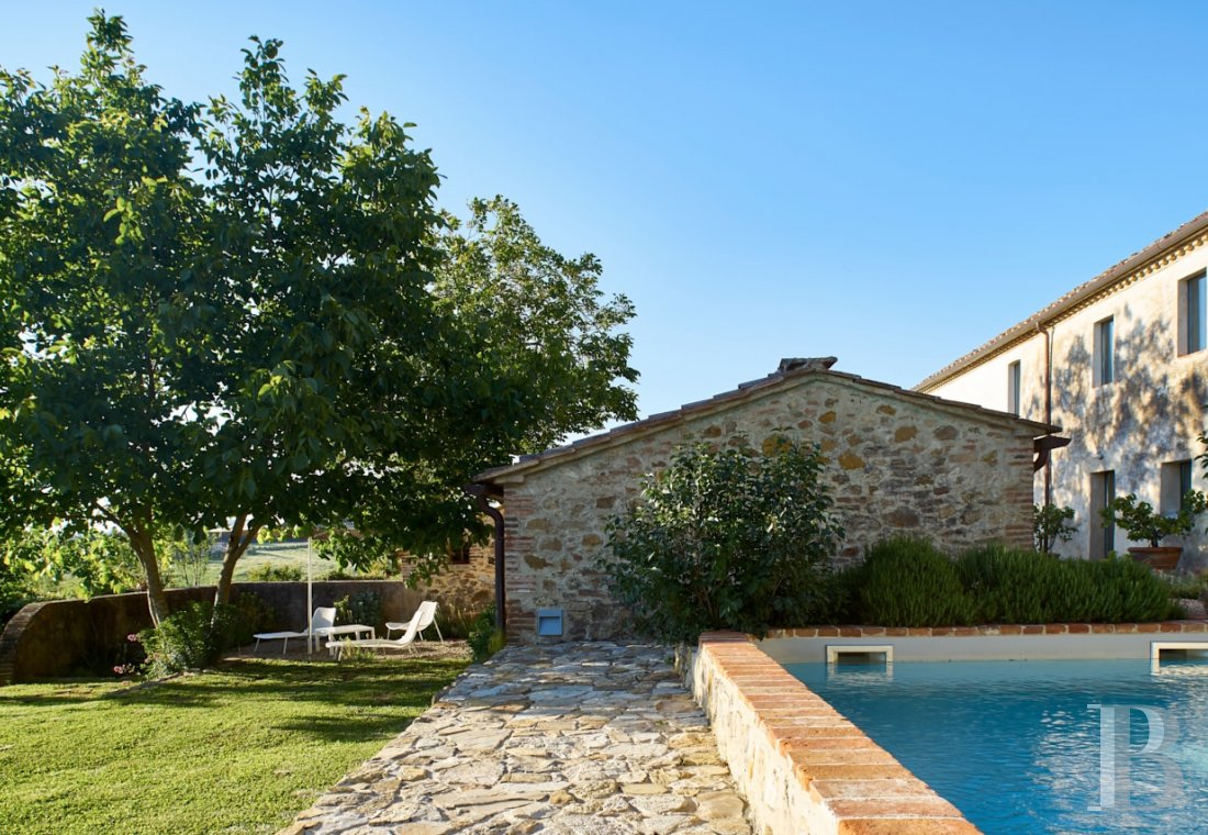 A former farmhouse inspired by design and transformed into guest cottages  in Tuscany, to the north of Siena - photo  n°8