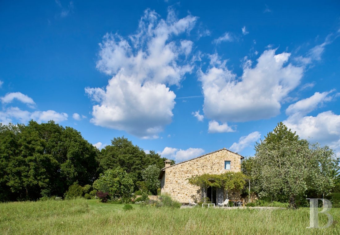 A former farmhouse inspired by design and transformed into guest cottages  in Tuscany, to the north of Siena - photo  n°10