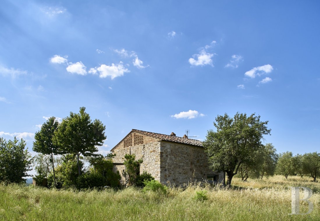 A former farmhouse inspired by design and transformed into guest cottages  in Tuscany, to the north of Siena - photo  n°4