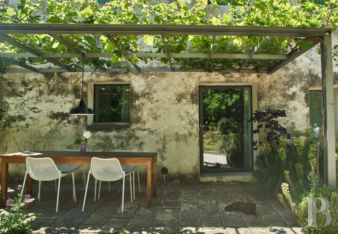 A former farmhouse inspired by design and transformed into guest cottages  in Tuscany, to the north of Siena - photo  n°2