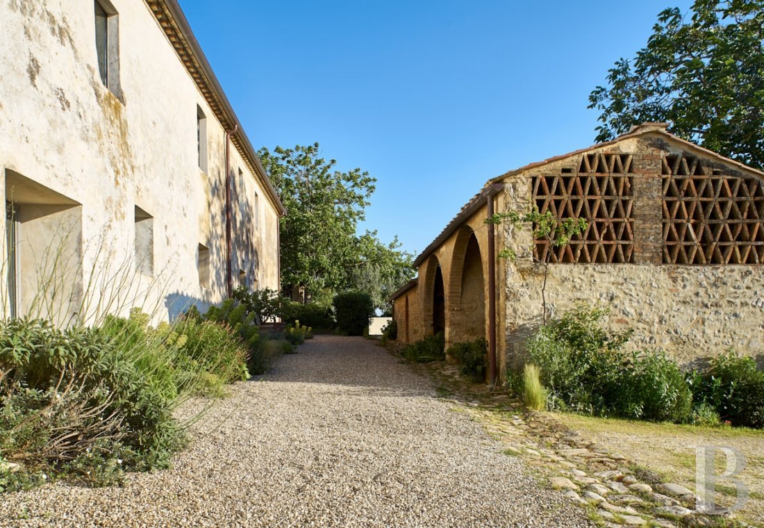 A former farmhouse inspired by design and transformed into guest cottages  in Tuscany, to the north of Siena - photo  n°40