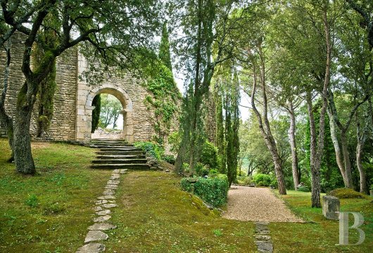 A former medieval priory open to travellers, in the heart of a wild, green valley between Apt and Lourmarin - photo  n°4