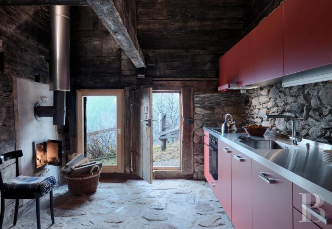 In the Valais, in the heart of the Swiss Alps, a traditional chalet subtly renovated - photo  n°2