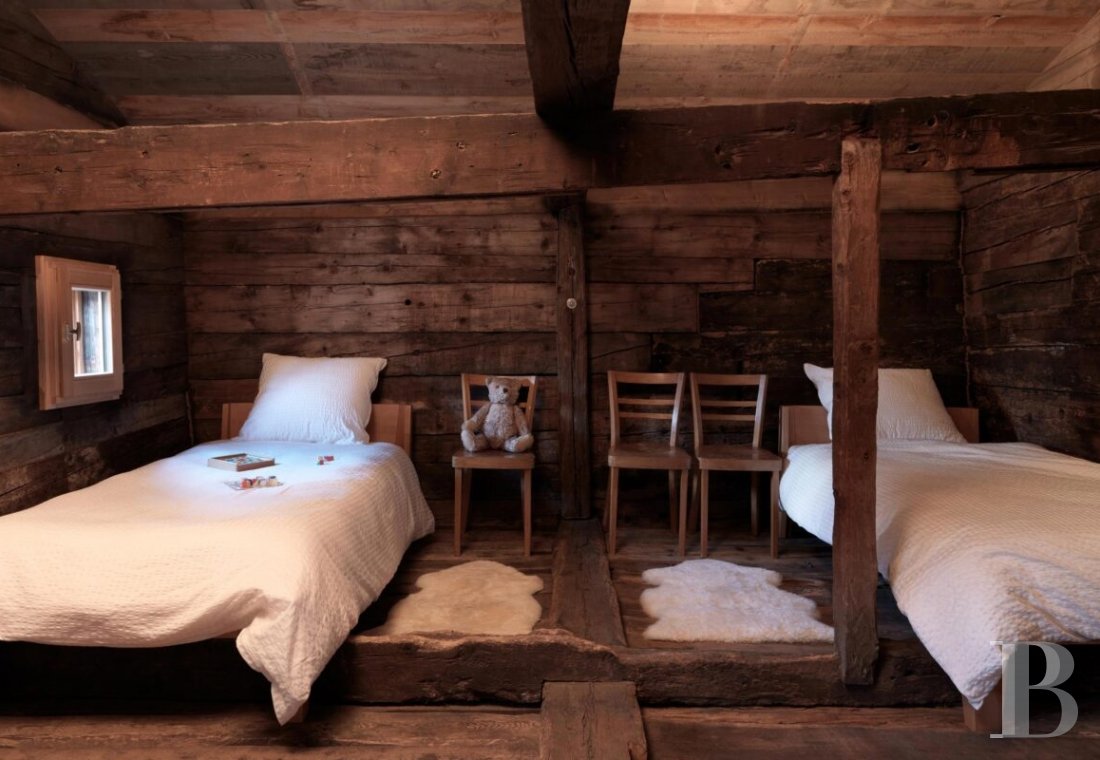 In the Valais, in the heart of the Swiss Alps, a traditional chalet subtly renovated - photo  n°7