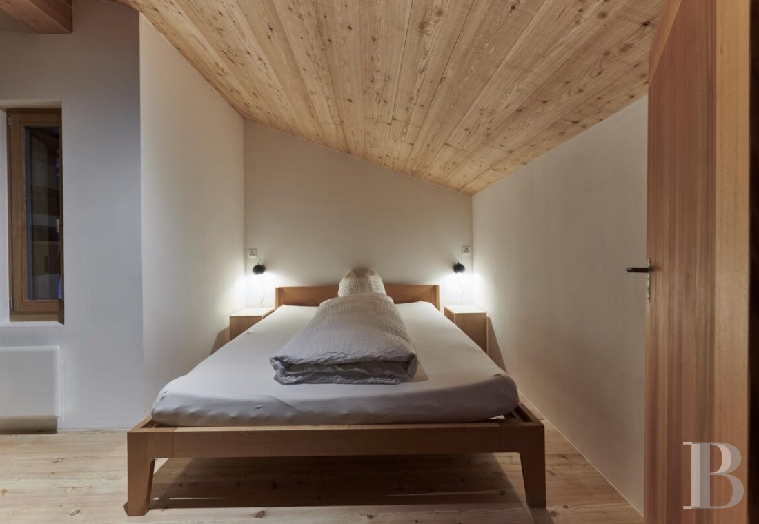 In the Valais, in the heart of the Swiss Alps, a traditional chalet subtly renovated - photo  n°8