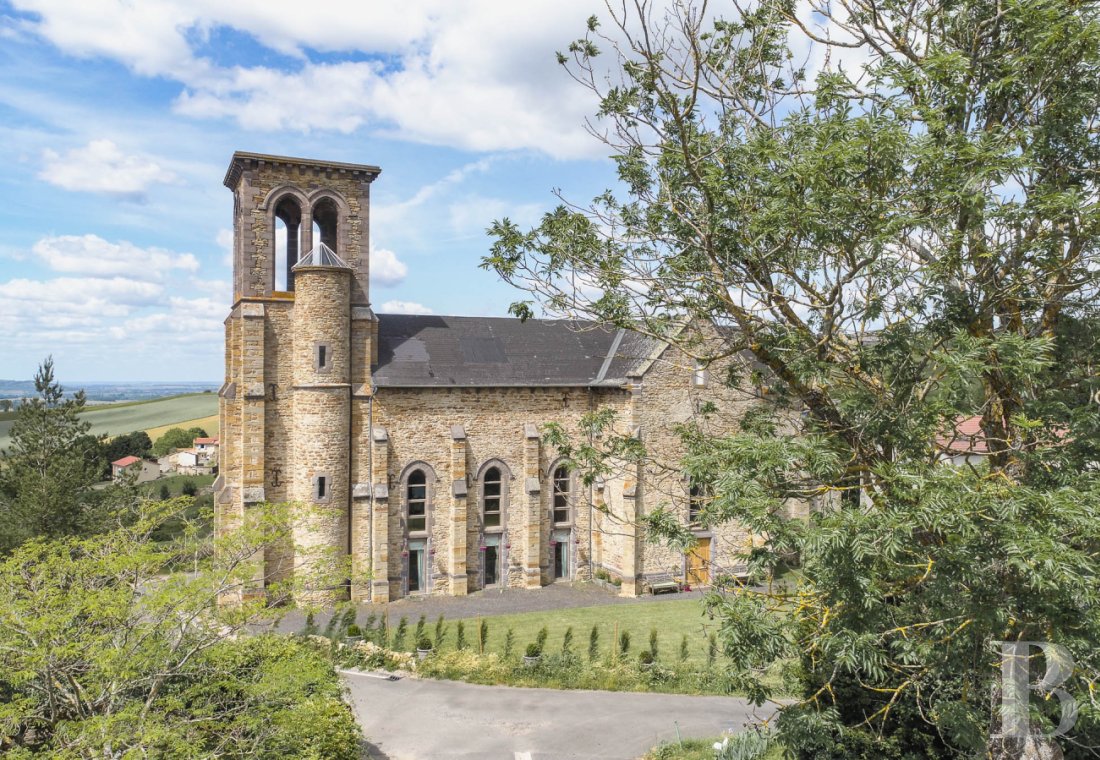 Residences for sale - auvergne - À 40 min à l'est de Clermont-Ferrand, une église néogothique en position dominante,  réaménagée en habitation confortable avec plusieurs niveaux