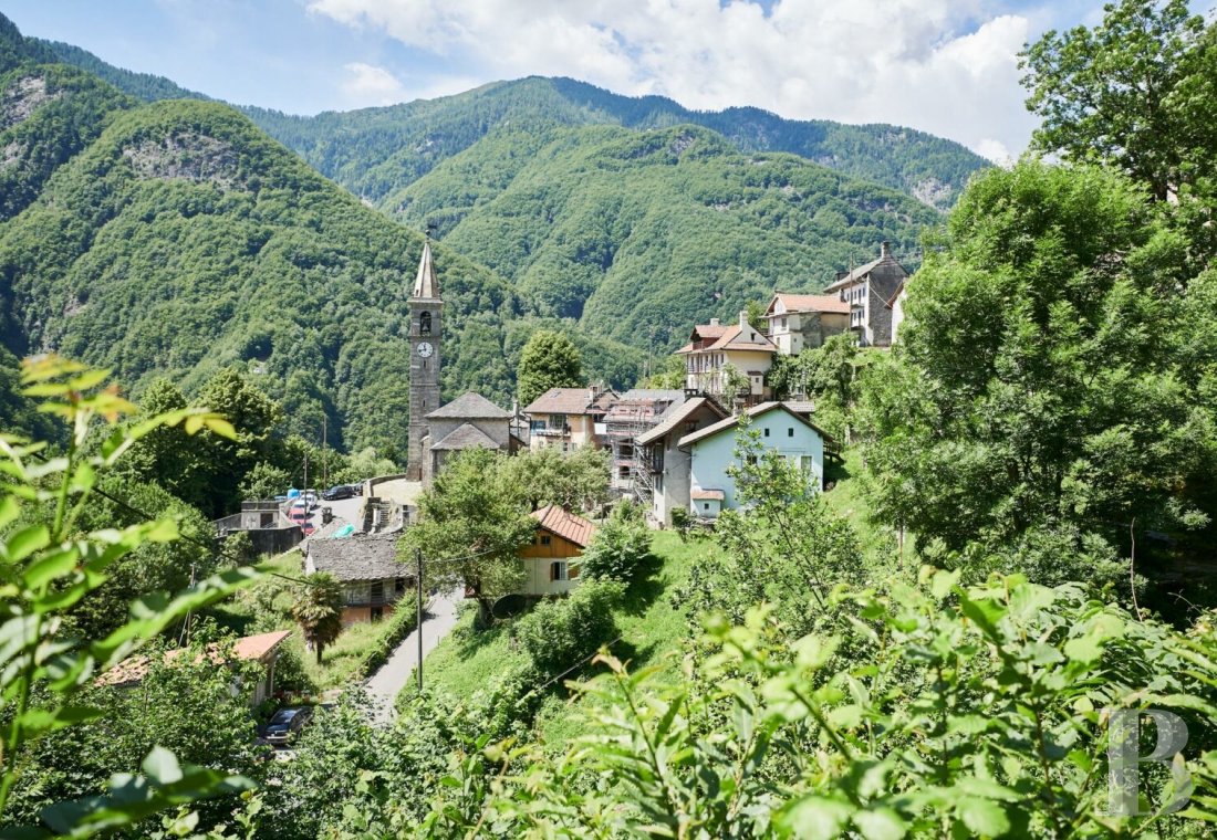 In Ticino region , not far from Lake Maggiore, a large village house overlooking a wild valley - photo  n°2