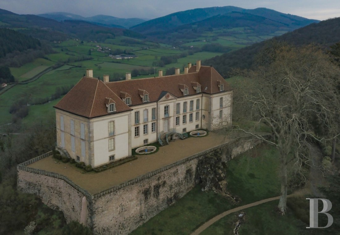 An 18th century chateau overlooking the entire valley in the Morvan, not farm from Bibracte - photo  n°1