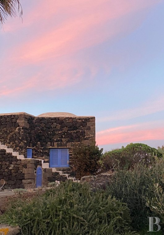 A hamlet of traditional lava stone houses on the island of Pantellaria, between the Sicilian and Tunisian coasts - photo  n°28
