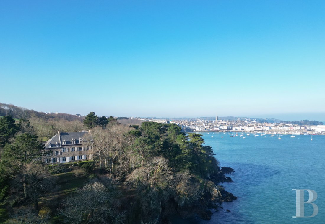 Manors for sale - brittany - A grand sea-facing house with more than a hectare of tree-dotted grounds and private access to the shore, nestled in southern Brittany