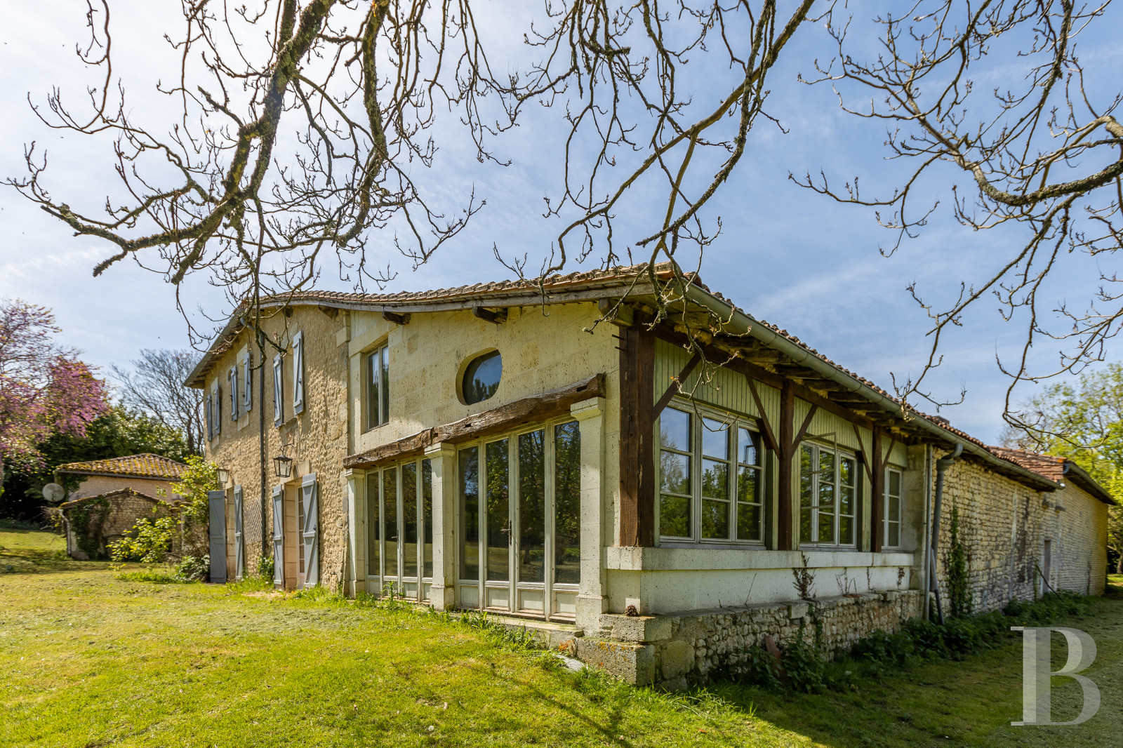 Character houses for sale in France in CharenteTuscany