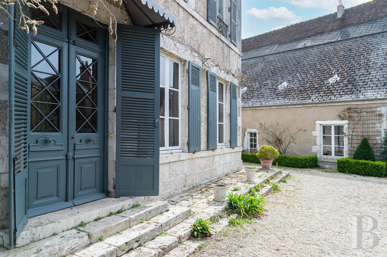 Mansion houses for sale in France between Orléans and Blois