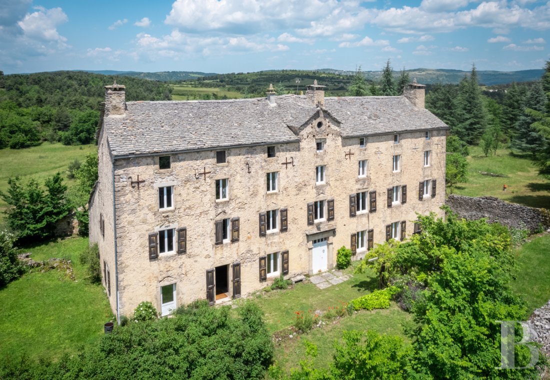 Religious edifices for sale - midi-pyrenees - A former convent and its walled park  on the Causse Noir limestone plateau in Aveyron 