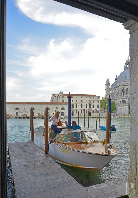 A Venetian palace belonging to an illustrious family with vast apartments on the banks of the Grand Canal  - photo  n°3