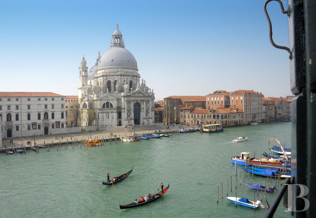 A Venetian palace belonging to an illustrious family with vast apartments on the banks of the Grand Canal  - photo  n°29