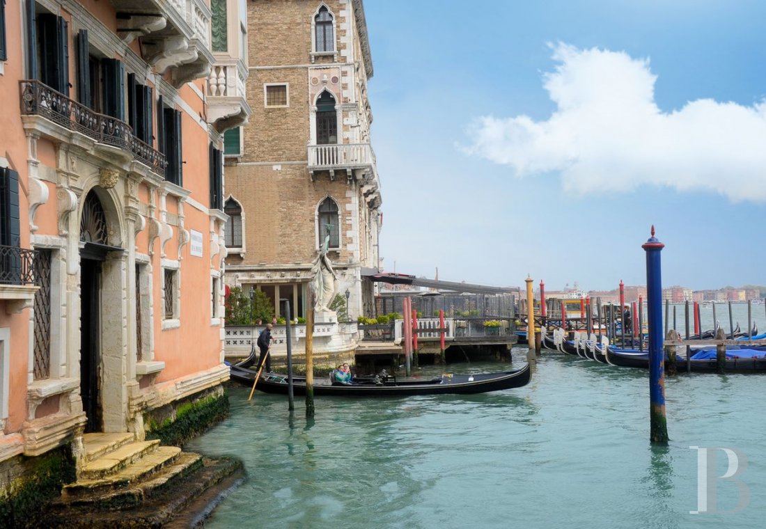 A Venetian palace belonging to an illustrious family with vast apartments on the banks of the Grand Canal  - photo  n°4