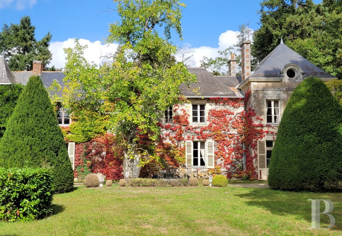 Manors for sale - pays-de-loire - A sixteenth-century mansion, remodelled in the nineteenth century, waiting to be restored in grounds that cover two hectares beside the River Erdre
