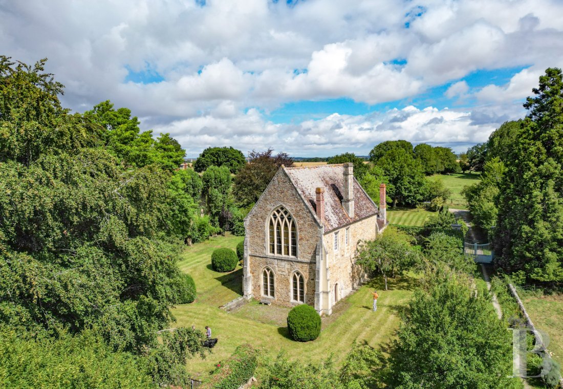 Residences for sale - lower-normandy - A listed 14th-century monastic guesthouse, with almost 2 hectares  of grounds in the Falaise region, on the borders of Normandy 