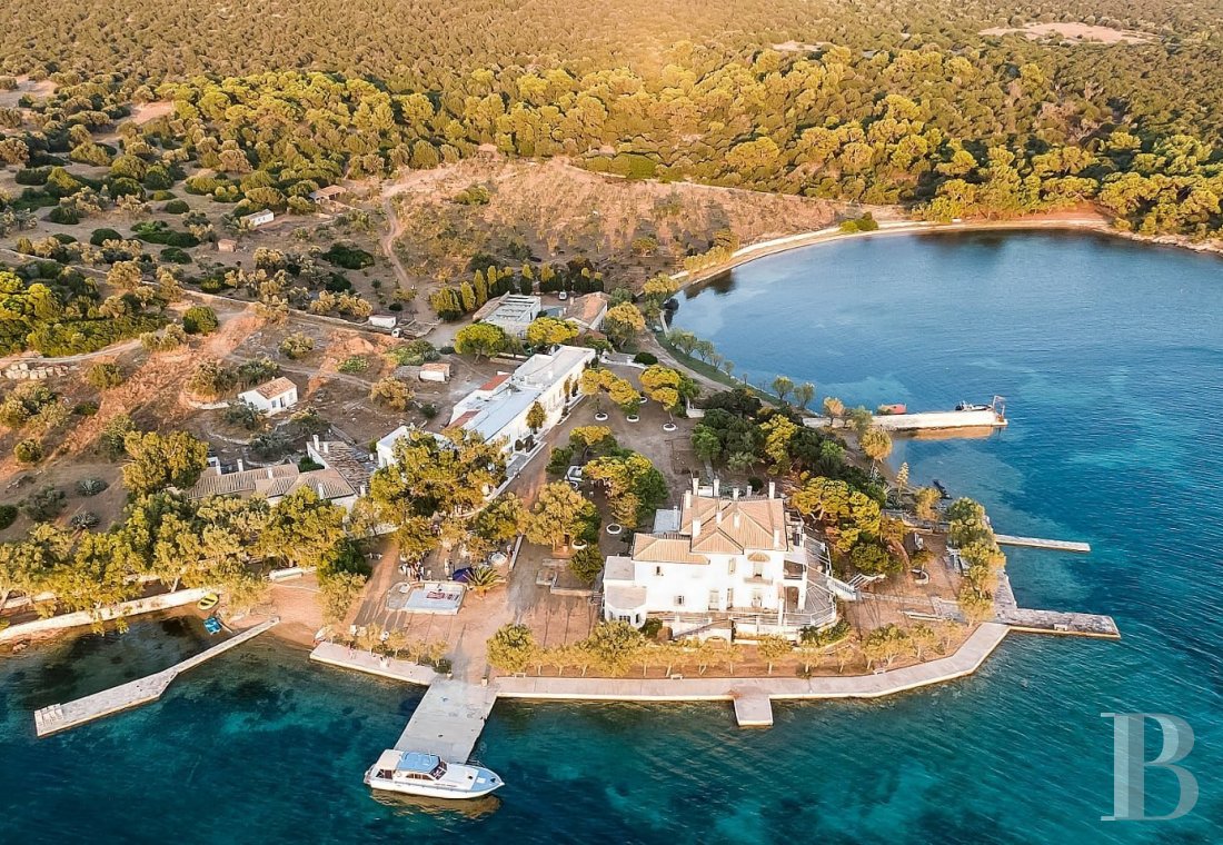 A private island spanning four hundred hectares, close to Athens but tucked away from the world to the north of Cyclades - photo  n°2