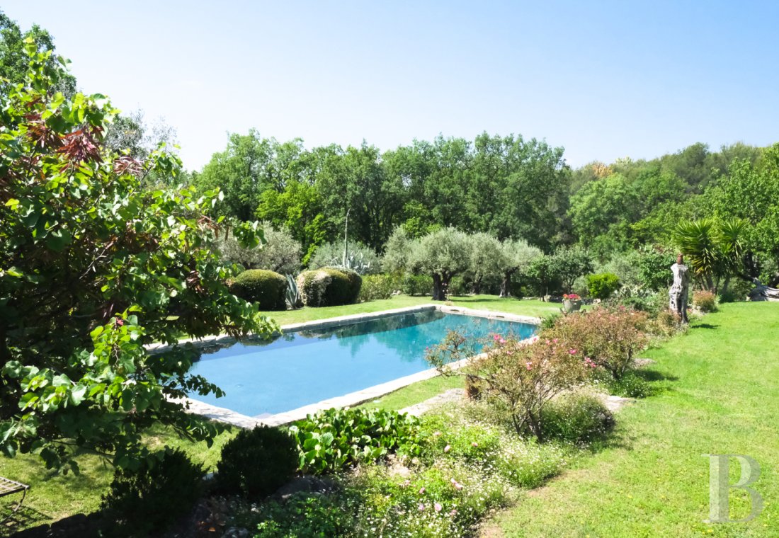 character properties France provence cote dazur   - 18