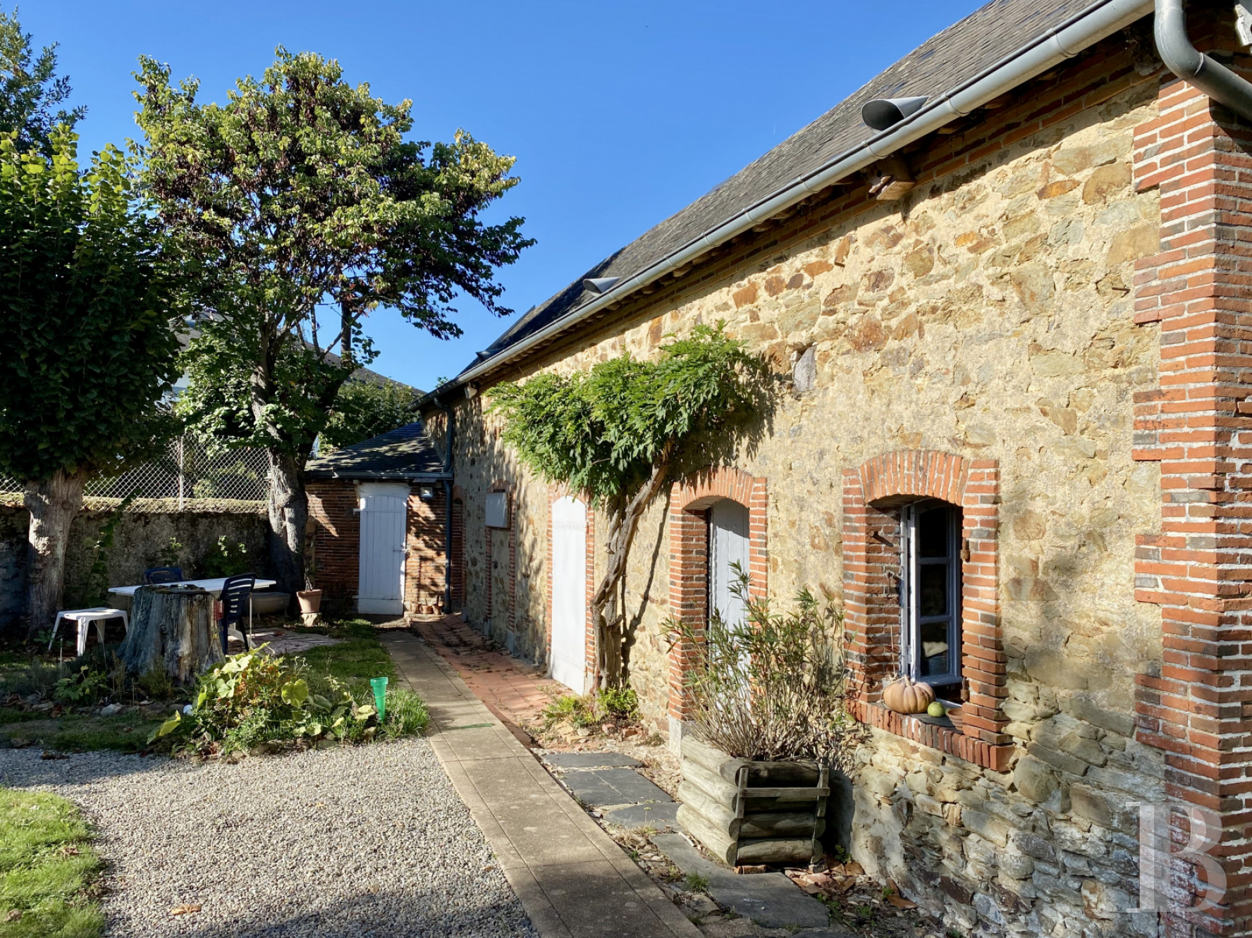 Character houses for sale in France Mayenne department