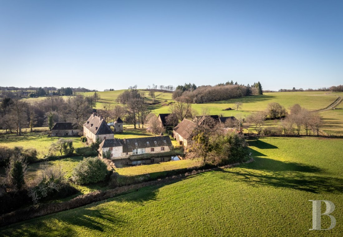 Character houses for sale - limousin - The former outbuildings of a 17th century estate to the south of Limoges  including the house, barn, meadows, woods, two ponds and a fishery covering 4 ha 