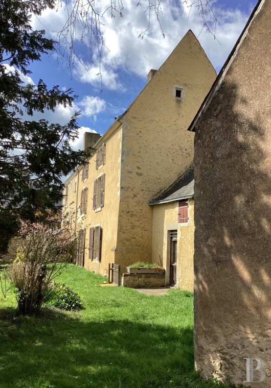 Character houses for sale near le Mans in France