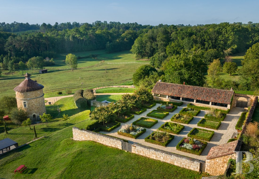 A 14th century estate surrounded by 13 hectares of woods and meadows between Bergerac and Saint-Astier in the Dordogne - photo  n°5