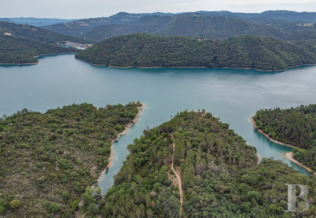 Residences for sale - provence-cote-dazur - An estate with an 18th-century house, sheep barn and  65 ha of woodlands on the edge of Lake Saint-Cassien 