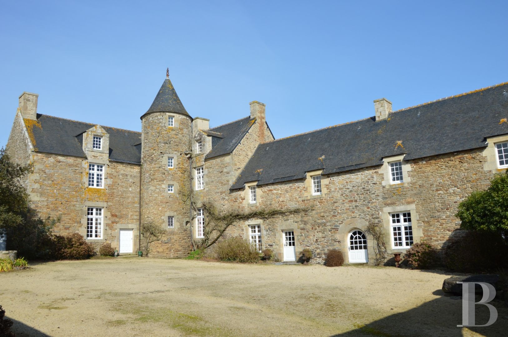 A late 16th century manor house and its outbuildings on an estate of