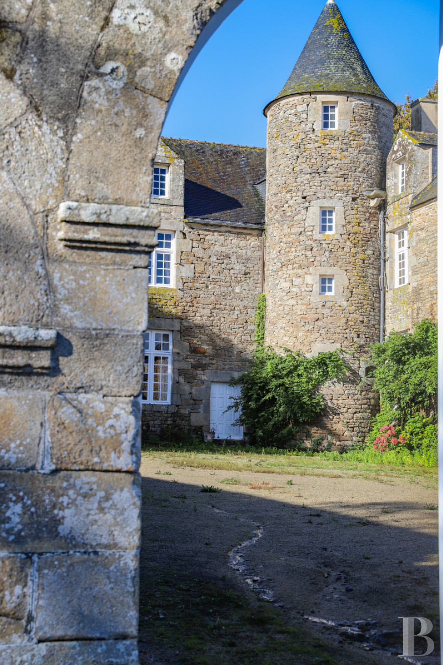 A late 16th century manor house and its outbuildings on an estate of